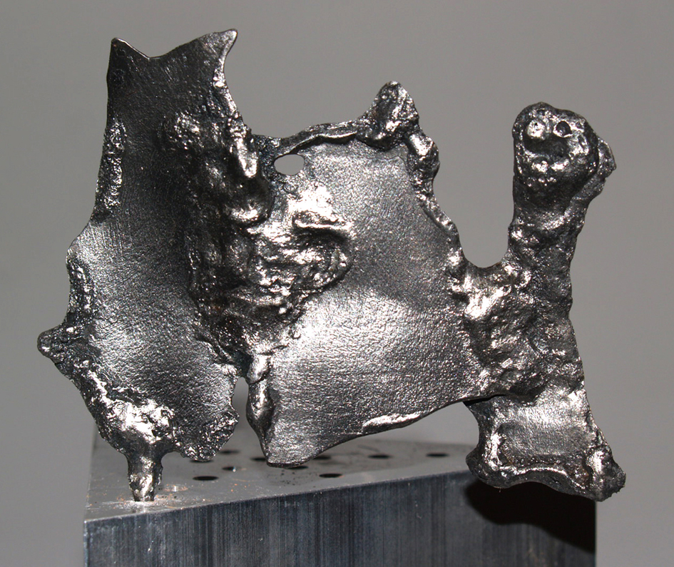 Chevalier qui marche aux c&ocirc;t&eacute;s de son courageux cheval.